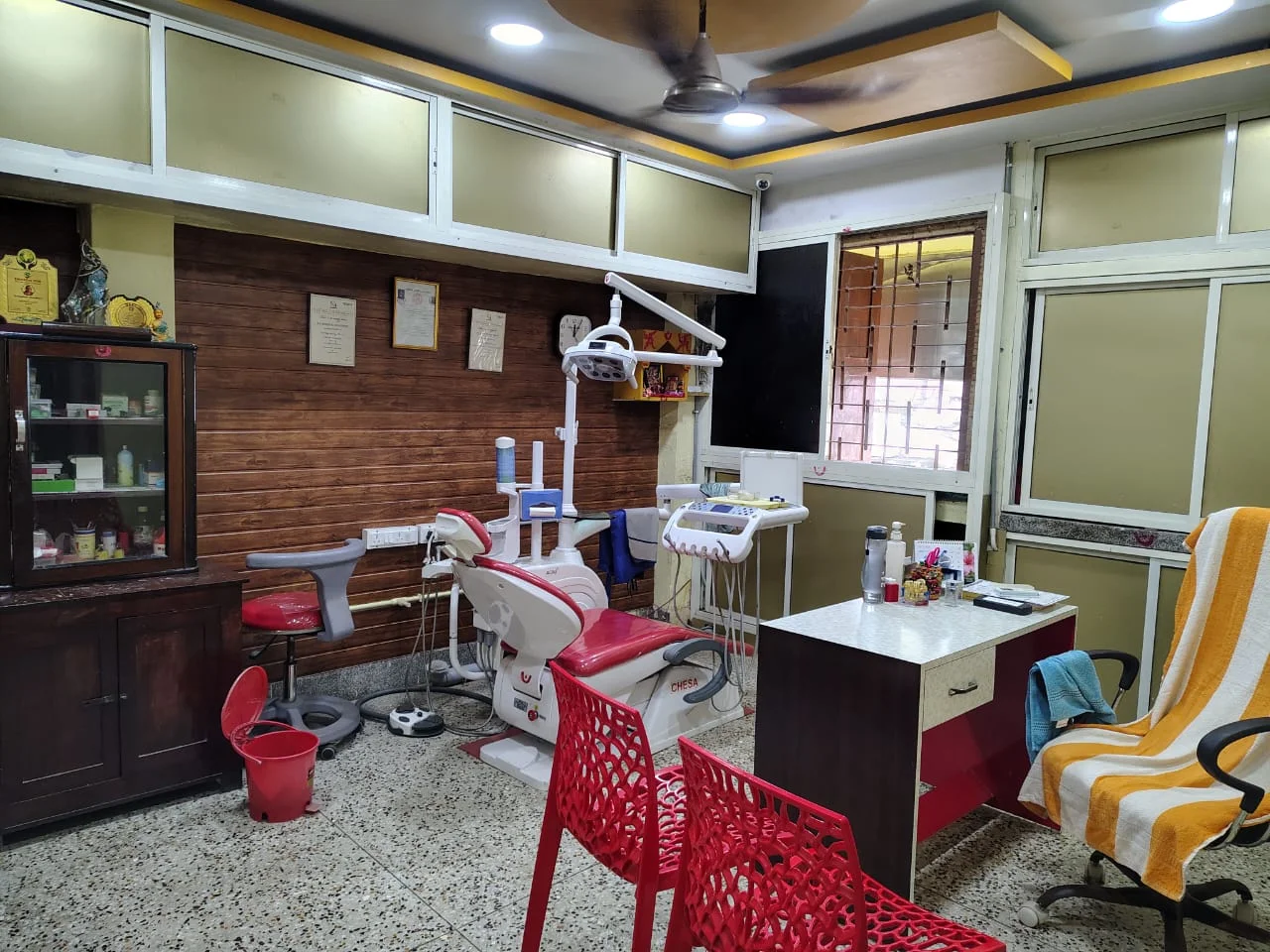 Consultation room with dental chair and workstation